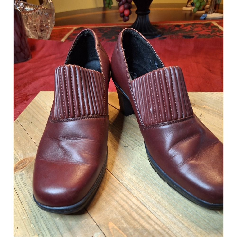 Clarks Bendables Burgundy Leather Pleated Vamp Block Heel Pumps Shoes Womens 8M - Picture 2 of 11